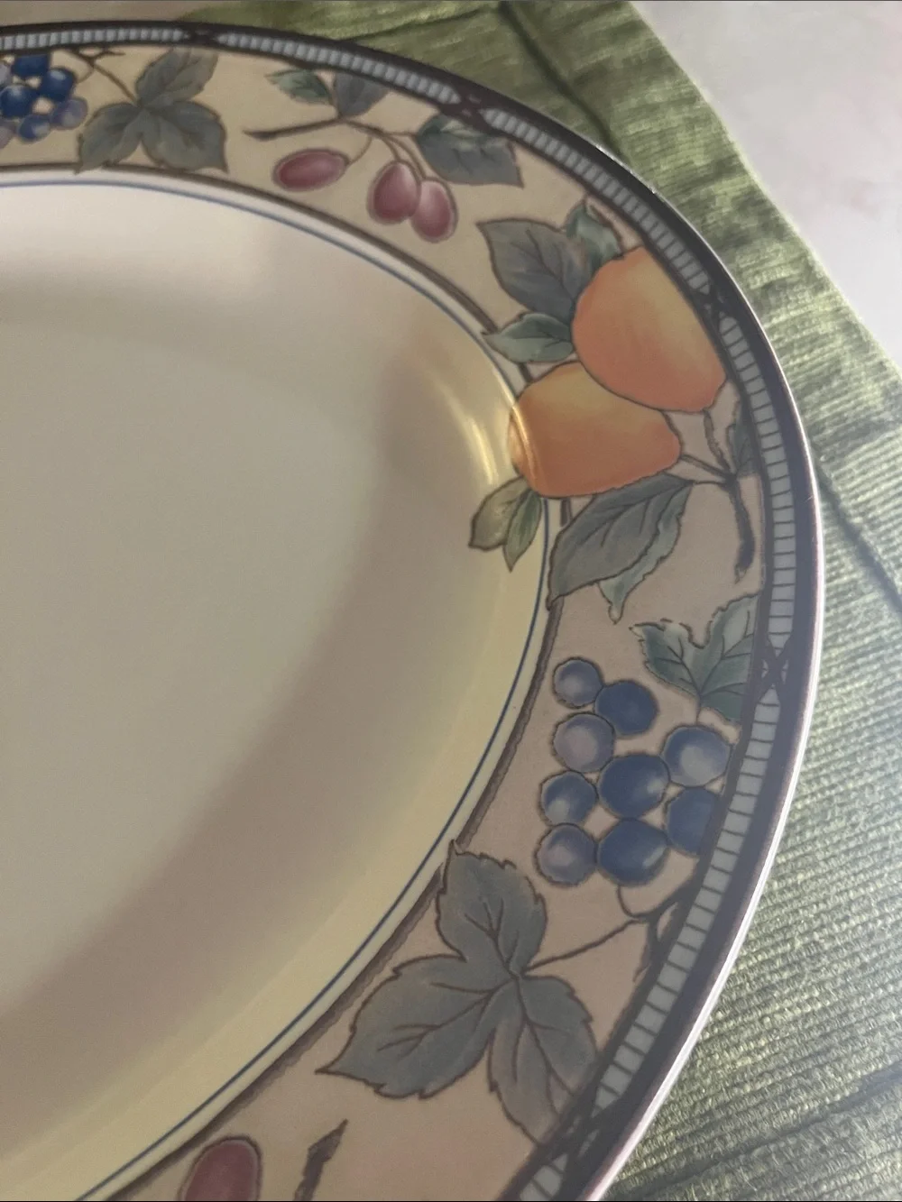 Mikasa Intaglio Garden Harvest Oval serving platter fruit 15” x 11”